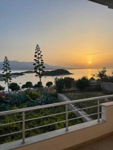 vistas a la puesta de sol desde el balcón de una casa en Vila Athina, en Ksamil
