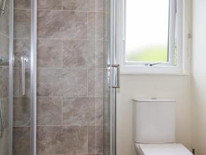 Koupelna v ubytování Mordros Lodge + 15 fotografií