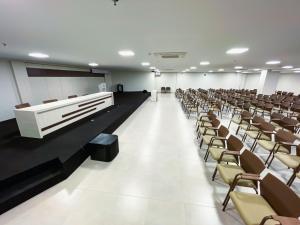 an empty lecture hall with rows of chairs and a podium at Aptos Park Veredas FLAT- Rio Quente Goiás in Rio Quente