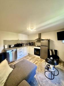 Saint-Étienne-au-Montにある« La Valentina » Duplex 2 pers 10mn de Nausicaaのソファとキッチンのあるリビングルーム