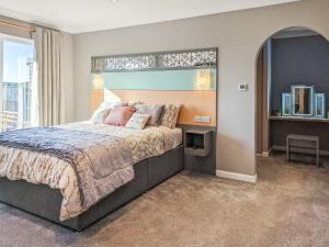 1 dormitorio con cama grande y ventana grande en Hogberts Hideaway, en Carlton Colville