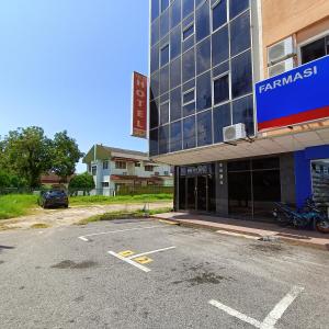 an empty parking lot in front of a building at Park City Motel in Melaka