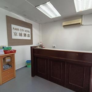 a waiting room with a desk at Park City Motel in Malacca