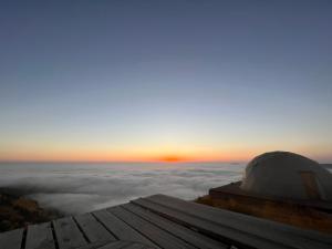 um observatório abobadado com vista para as nuvens em Odom Retreat em Mzaar Kfardebian