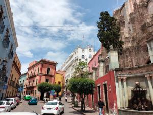 una calle de la ciudad con coches aparcados en la calle en Barranca12, en Guanajuato