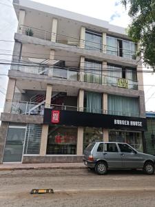 samochód zaparkowany przed budynkiem w obiekcie Apart Hotel Costa Verde w mieście Tacna