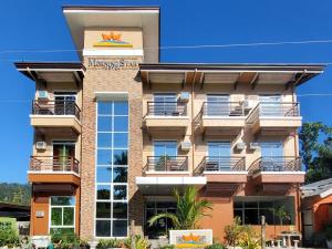 Un bâtiment avec balcon et une étoile sur le côté dans l'établissement Morning Star Hotel, à San Vicente