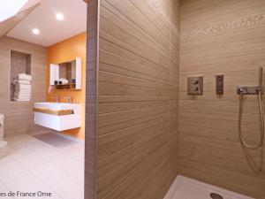 ein Badezimmer mit Dusche und Waschbecken in der Unterkunft Maison spacieuse avec bain nordique et mini ferme en Normandie - FR-1-497-187 in Saint-Patrice-du-Désert + 24 Fotos