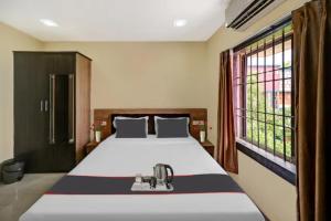 a bedroom with a large bed and a window at Goroomgo Moon Light Guest House Bhubaneswar Near Patia in Bhubaneshwar