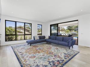 Imagen de la galería de Pool and Spa - 300m walk to Beach, en Mount Martha