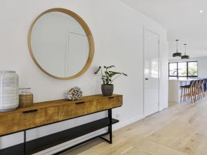 Imagen de la galería de Pool and Spa - 300m walk to Beach, en Mount Martha 9 fotos más