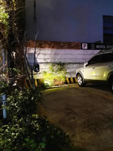 un coche aparcado en un aparcamiento al lado de un edificio en Gallery Hotel en Busan
