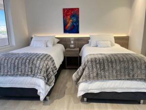 Ένα ή περισσότερα κρεβάτια σε δωμάτιο στο Lujoso apto con balcón, vista al mar y playa privada +11 φωτογραφίες