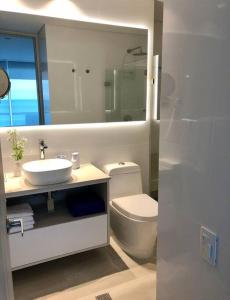 Ένα μπάνιο στο Lujoso apto con balcón, vista al mar y playa privada