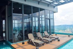 クアラルンプールにあるEkoCheras Loft 5 pax, #SoccerTable #AboveMall #Cozy #FreeCarParkの椅子一列