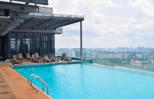 クアラルンプールにあるEkoCheras Loft 5 pax, #SoccerTable #AboveMall #Cozy #FreeCarParkの建物の上にあるプール