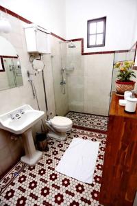 a bathroom with a toilet and a sink and a shower at Casa Blanca María Barranquilla - Authentic colonial house in Barranquilla