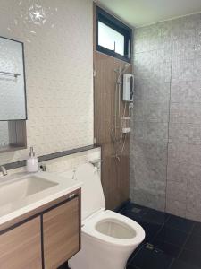 La salle de bains est pourvue de toilettes, d'un lavabo et d'une douche. dans l'établissement บ้านสวนเรินย่า(เรินย่าคาเฟ่), à Thung Song