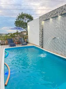 Bazén v ubytování casa de temporada Gabyviti nebo v jeho okolí