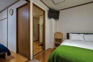 Ένα ή περισσότερα κρεβάτια σε δωμάτιο στο GraftFlat Wakamatsu B 2BR for 4 Guest, Shinjuku Backyard!