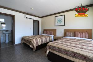 Una cama o camas en una habitación de Hotel Coronado