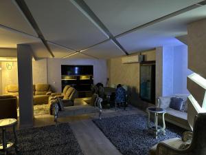 Posezení v ubytování Trio villa with falls in compound فلا بحديقة كبيره وشلالات صناعية