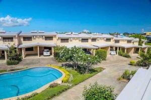 una vista aerea di una grande casa con piscina di Cozy, Comfortable, Family Home. a Nadi