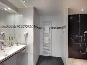 a bathroom with a shower and a sink at Grand Hôtel de Solesmes - Teritoria in Solesmes