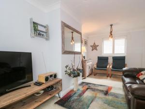 Gallery image of Pebbles Foxglove Way in Bridport