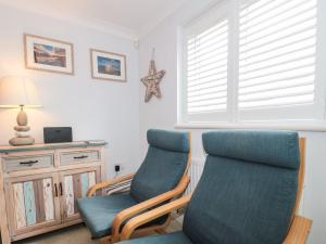 Gallery image of Pebbles Foxglove Way in Bridport