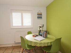 Gallery image of Pebbles Foxglove Way in Bridport