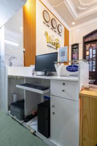 a desk with a computer on top of it at WINPI Homestay & Hotel in Thôn Lại Thê