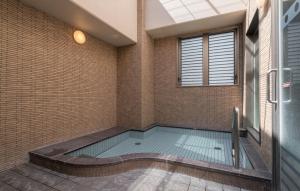 松山的住宿－勝山甄選酒店，浴室角落的游泳池