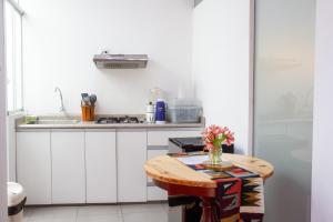 a kitchen with a table with a vase of flowers on it at Apartamento Altoandino in Ayacucho