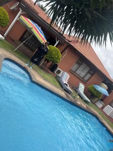 - une vue sur la piscine en face d'une maison dans l'établissement MaU Bed and Breakfast, à Krugersdorp