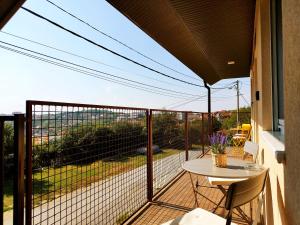 a balcony with a table and a fence at Apartman Djuras 1 in Mali Mokri Lug