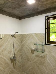 eine Duschkabine im Bad mit Fenster in der Unterkunft Panopano House in Nungwi
