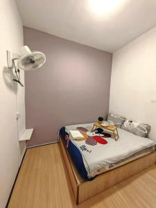 una camera con un letto e una lampada di GWarmStay@GoldenHillsNightMarket a Brinchang