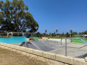 een skatepark met een skateboard helling in een park bij Cables Beach House Lancelin in Lancelin