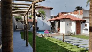 una casa con un patio con piscina en Viva Guaibim: Casa de Praia com Piscina e Churrasqueira en Guaibim