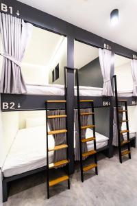 曼谷PIER 808 Hostel的带三张双层床和楼梯的客房 更多37张照片