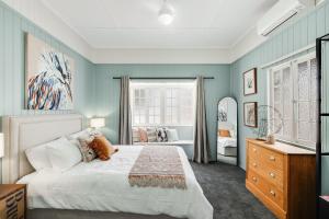 sypialnia z dużym łóżkiem i oknem w obiekcie Cherry Tree Cottage! CBD Magic! w mieście Toowoomba