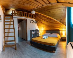 una camera con letto e soffitto in legno di La Chrysalide du Bassin a Saint-Joseph