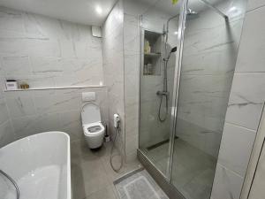 Koupelna v ubytování Stunning appartement close to Versailles + 11 fotografií