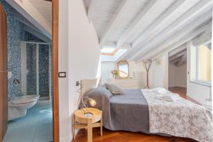 sypialnia z łóżkiem, wanną i umywalką w obiekcie Villa Tremezzo w mieście Tremezzo +32 zdjęcia