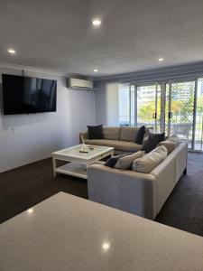 salon z kanapą i telewizorem w obiekcie Bayview Bay Apartments and Marina w mieście Gold Coast
