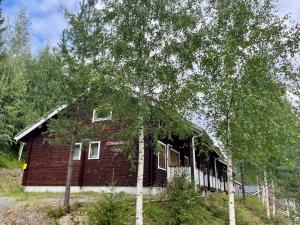 a red brick house with trees in front of it at Kodikas loma-asunto Tahkon ytimestä in Tahkovuori