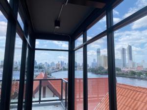 PIER 808 Hostel的阳台或露台