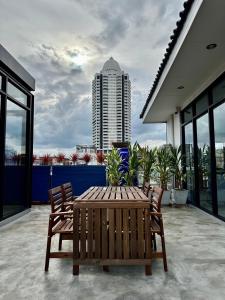 PIER 808 Hostel的阳台或露台