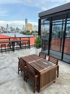 PIER 808 Hostel的阳台或露台